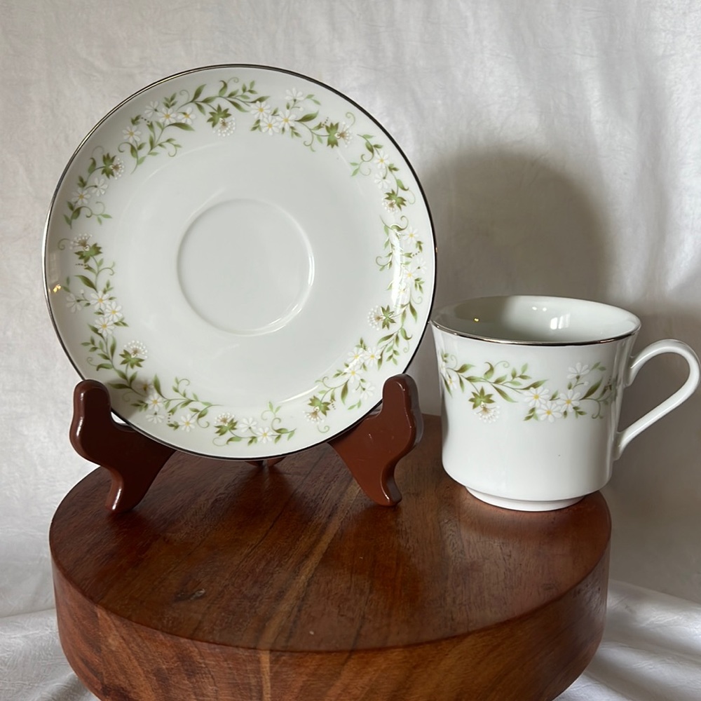 Mikasa Fine china M-7001 cup & saucer this is a set of 2cups and 2 saucers